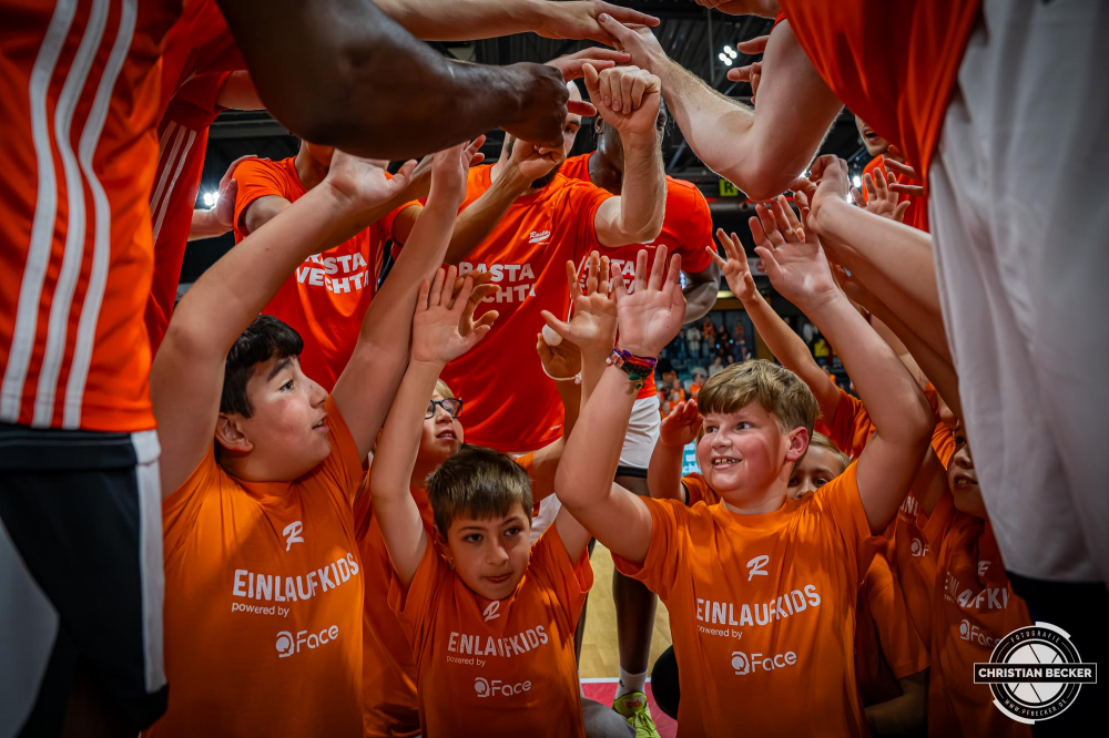 Basketball FIBA Europe Cup, Saison 2025/2026, Herren, Hauptrunde, Gruppenphase, 2. Spieltag, 22.10.2025, RASTA Vechta - Sporting CP Lissabon
Die Einlaufkinder vor der Partie
Schlüsselwörter: 2. Spieltag;22.10.2025;Basketball;CP;Cup;Europe;FEC;FIBA;Gruppenphase;Hauptrunde;International;Liga;Lisabon;RASTA;RASTA Dome;SCP;Saison 2025/2026;Sporting;Vechta