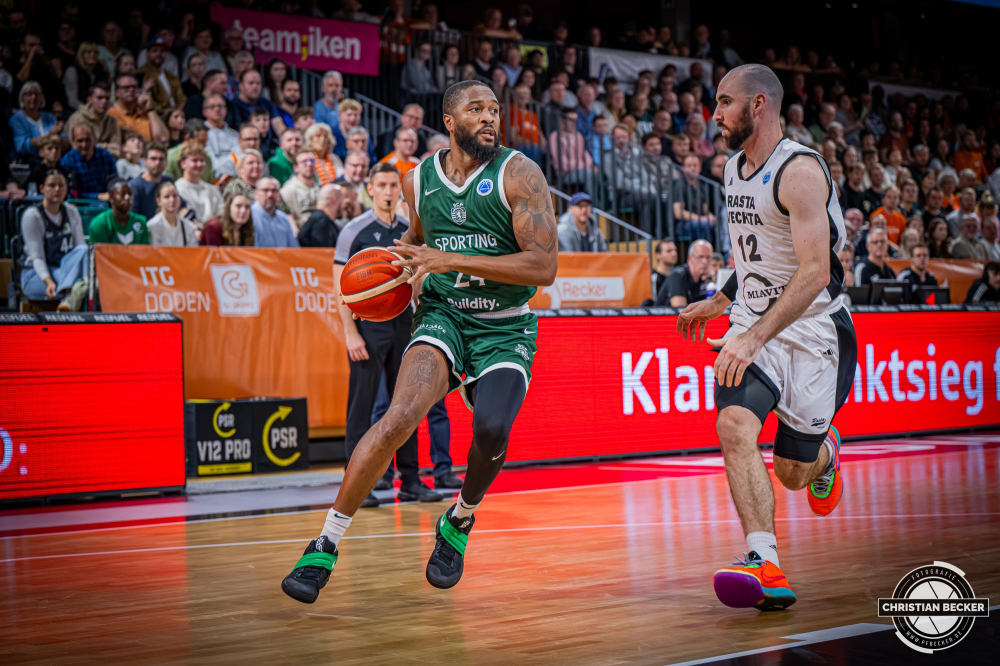 Basketball FIBA Europe Cup, Saison 2025/2026, Herren, Hauptrunde, Gruppenphase, 2. Spieltag, 22.10.2025, RASTA Vechta - Sporting CP Lissabon
Malik Morgan (#24 - Sporting CP) in Aktion
Schlüsselwörter: 2. Spieltag;22.10.2025;Basketball;CP;Cup;Europe;FEC;FIBA;Gruppenphase;Hauptrunde;International;Liga;Lisabon;RASTA;RASTA Dome;SCP;Saison 2025/2026;Sporting;Vechta