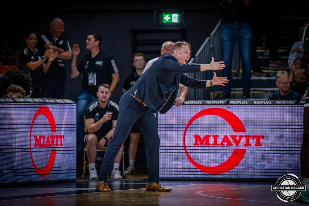 Basketball FIBA Europe Cup, Saison 2025/2026, Herren, Hauptrunde, Gruppenphase, 2. Spieltag, 22.10.2025, RASTA Vechta - Sporting CP Lissabon
Christian Held (Head-Coach - RASTA Vechta) w&auml;hrend der Partie
Schlüsselwörter: 2. Spieltag;22.10.2025;Basketball;CP;Cup;Europe;FEC;FIBA;Gruppenphase;Hauptrunde;International;Liga;Lisabon;RASTA;RASTA Dome;SCP;Saison 2025/2026;Sporting;Vechta