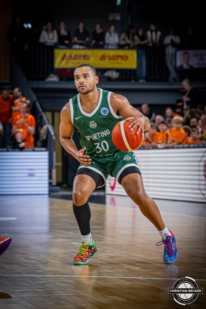 Basketball FIBA Europe Cup, Saison 2025/2026, Herren, Hauptrunde, Gruppenphase, 2. Spieltag, 22.10.2025, RASTA Vechta - Sporting CP Lissabon
Stephan Swenson (#30 - Sporting CP) in Aktion
Schlüsselwörter: 2. Spieltag;22.10.2025;Basketball;CP;Cup;Europe;FEC;FIBA;Gruppenphase;Hauptrunde;International;Liga;Lisabon;RASTA;RASTA Dome;SCP;Saison 2025/2026;Sporting;Vechta