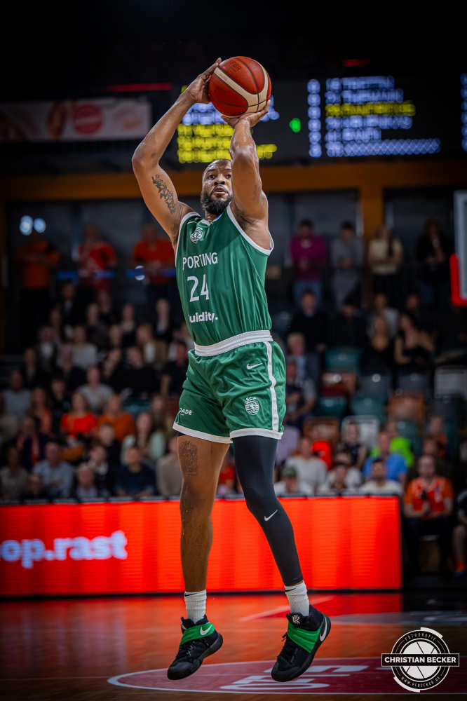 Basketball FIBA Europe Cup, Saison 2025/2026, Herren, Hauptrunde, Gruppenphase, 2. Spieltag, 22.10.2025, RASTA Vechta - Sporting CP Lissabon
Malik Morgan (#24 - Sporting CP) beim Jumpshot
Schlüsselwörter: 2. Spieltag;22.10.2025;Basketball;CP;Cup;Europe;FEC;FIBA;Gruppenphase;Hauptrunde;International;Liga;Lisabon;RASTA;RASTA Dome;SCP;Saison 2025/2026;Sporting;Vechta
