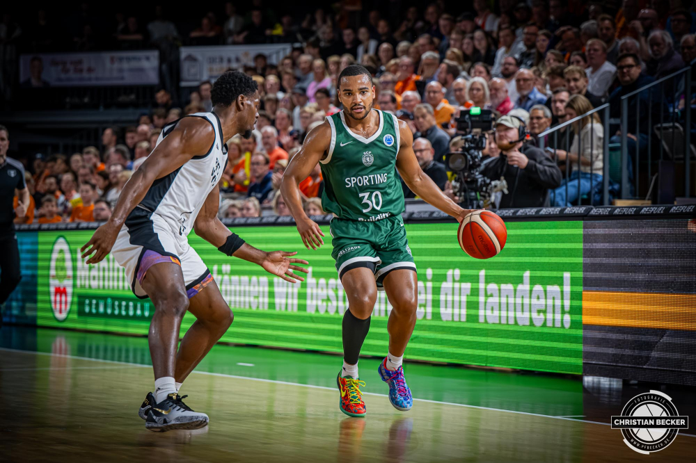 Basketball FIBA Europe Cup, Saison 2025/2026, Herren, Hauptrunde, Gruppenphase, 2. Spieltag, 22.10.2025, RASTA Vechta - Sporting CP Lissabon
Stephan Swenson (#30 - Sporting CP) in Aktion
Schlüsselwörter: 2. Spieltag;22.10.2025;Basketball;CP;Cup;Europe;FEC;FIBA;Gruppenphase;Hauptrunde;International;Liga;Lisabon;RASTA;RASTA Dome;SCP;Saison 2025/2026;Sporting;Vechta