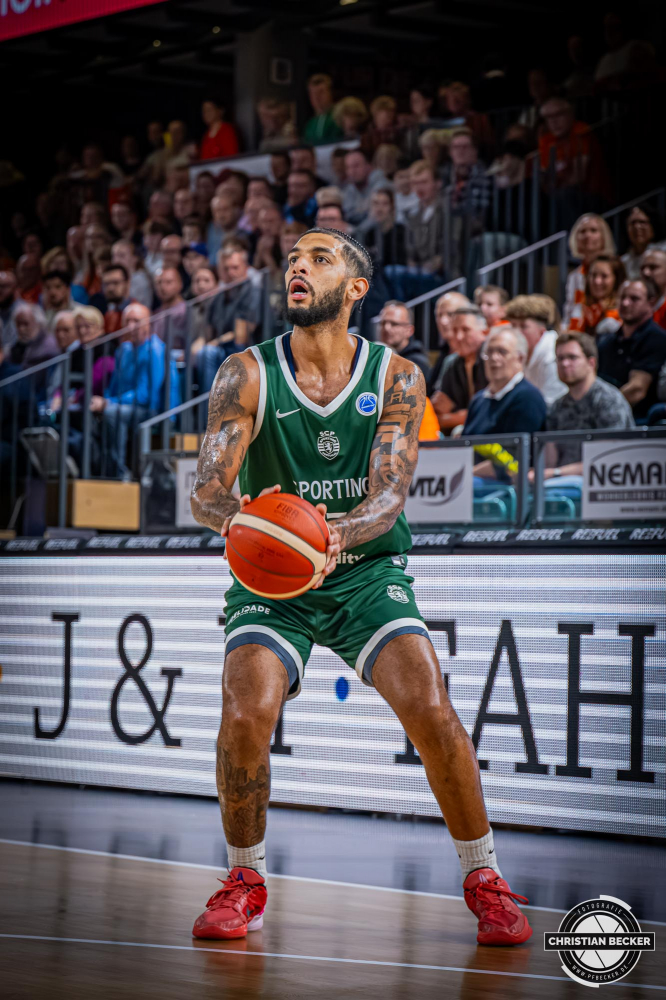 Basketball FIBA Europe Cup, Saison 2025/2026, Herren, Hauptrunde, Gruppenphase, 2. Spieltag, 22.10.2025, RASTA Vechta - Sporting CP Lissabon
Claude Robinson (#7 - Sporting CP) in Aktion
Schlüsselwörter: 2. Spieltag;22.10.2025;Basketball;CP;Cup;Europe;FEC;FIBA;Gruppenphase;Hauptrunde;International;Liga;Lisabon;RASTA;RASTA Dome;SCP;Saison 2025/2026;Sporting;Vechta