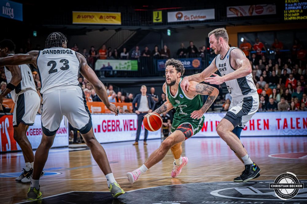 Basketball FIBA Europe Cup, Saison 2025/2026, Herren, Hauptrunde, Gruppenphase, 2. Spieltag, 22.10.2025, RASTA Vechta - Sporting CP Lissabon
Brandon Johns (#0 - Sporting CP) in Aktion
Schlüsselwörter: 2. Spieltag;22.10.2025;Basketball;CP;Cup;Europe;FEC;FIBA;Gruppenphase;Hauptrunde;International;Liga;Lisabon;RASTA;RASTA Dome;SCP;Saison 2025/2026;Sporting;Vechta