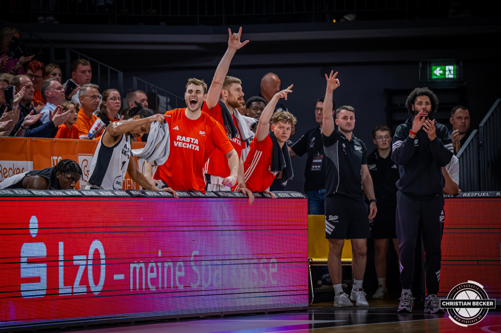 Basketball FIBA Europe Cup, Saison 2025/2026, Herren, Hauptrunde, Gruppenphase, 2. Spieltag, 22.10.2025, RASTA Vechta - Sporting CP Lissabon
Das Team von RASTA Vechta zeigt Emotionen w&auml;hrend der Partie
Schlüsselwörter: 2. Spieltag;22.10.2025;Basketball;CP;Cup;Europe;FEC;FIBA;Gruppenphase;Hauptrunde;International;Liga;Lisabon;RASTA;RASTA Dome;SCP;Saison 2025/2026;Sporting;Vechta