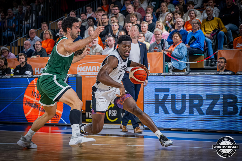 Basketball FIBA Europe Cup, Saison 2025/2026, Herren, Hauptrunde, Gruppenphase, 2. Spieltag, 22.10.2025, RASTA Vechta - Sporting CP Lissabon
TJ Bamba (#5 - RASTA Vechta) in Aktion
Schlüsselwörter: 2. Spieltag;22.10.2025;Basketball;CP;Cup;Europe;FEC;FIBA;Gruppenphase;Hauptrunde;International;Liga;Lisabon;RASTA;RASTA Dome;SCP;Saison 2025/2026;Sporting;Vechta