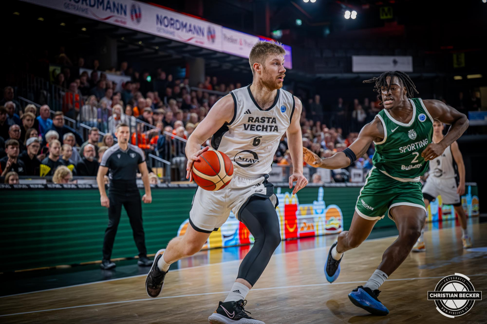 Basketball FIBA Europe Cup, Saison 2025/2026, Herren, Hauptrunde, Gruppenphase, 2. Spieltag, 22.10.2025, RASTA Vechta - Sporting CP Lissabon
Luc van Slooten (#6 - RASTA Vechta) in Aktion
Schlüsselwörter: 2. Spieltag;22.10.2025;Basketball;CP;Cup;Europe;FEC;FIBA;Gruppenphase;Hauptrunde;International;Liga;Lisabon;RASTA;RASTA Dome;SCP;Saison 2025/2026;Sporting;Vechta