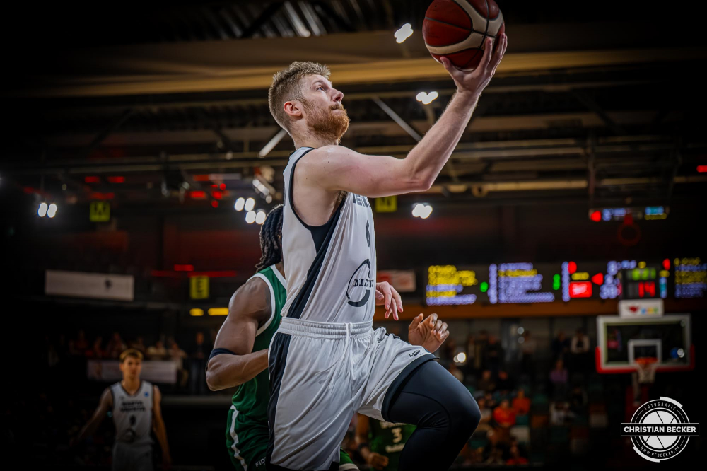 Basketball FIBA Europe Cup, Saison 2025/2026, Herren, Hauptrunde, Gruppenphase, 2. Spieltag, 22.10.2025, RASTA Vechta - Sporting CP Lissabon
Luc van Slooten (#6 - RASTA Vechta) beim Korbleger
Schlüsselwörter: 2. Spieltag;22.10.2025;Basketball;CP;Cup;Europe;FEC;FIBA;Gruppenphase;Hauptrunde;International;Liga;Lisabon;RASTA;RASTA Dome;SCP;Saison 2025/2026;Sporting;Vechta