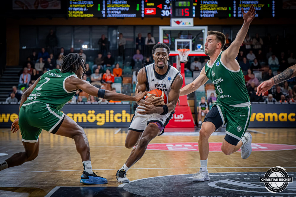 Basketball FIBA Europe Cup, Saison 2025/2026, Herren, Hauptrunde, Gruppenphase, 2. Spieltag, 22.10.2025, RASTA Vechta - Sporting CP Lissabon
TJ Bamba (#5 - RASTA Vechta) in Aktion
Schlüsselwörter: 2. Spieltag;22.10.2025;Basketball;CP;Cup;Europe;FEC;FIBA;Gruppenphase;Hauptrunde;International;Liga;Lisabon;RASTA;RASTA Dome;SCP;Saison 2025/2026;Sporting;Vechta