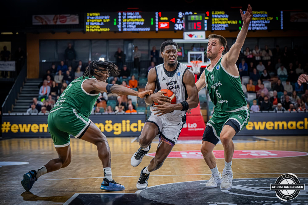 Basketball FIBA Europe Cup, Saison 2025/2026, Herren, Hauptrunde, Gruppenphase, 2. Spieltag, 22.10.2025, RASTA Vechta - Sporting CP Lissabon
TJ Bamba (#5 - RASTA Vechta) in Aktion
Schlüsselwörter: 2. Spieltag;22.10.2025;Basketball;CP;Cup;Europe;FEC;FIBA;Gruppenphase;Hauptrunde;International;Liga;Lisabon;RASTA;RASTA Dome;SCP;Saison 2025/2026;Sporting;Vechta