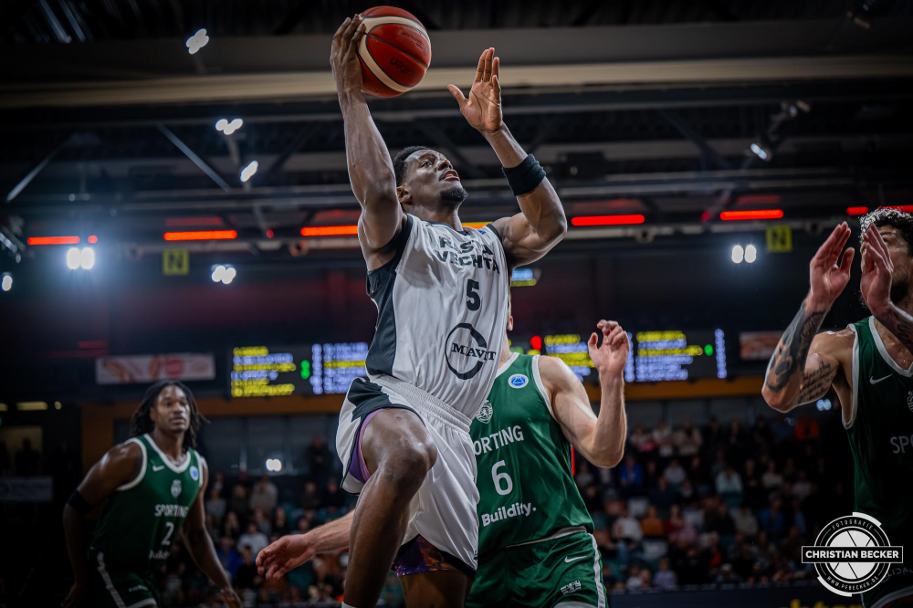 Basketball FIBA Europe Cup, Saison 2025/2026, Herren, Hauptrunde, Gruppenphase, 2. Spieltag, 22.10.2025, RASTA Vechta - Sporting CP Lissabon
TJ Bamba (#5 - RASTA Vechta) beim Korbleger
Schlüsselwörter: 2. Spieltag;22.10.2025;Basketball;CP;Cup;Europe;FEC;FIBA;Gruppenphase;Hauptrunde;International;Liga;Lisabon;RASTA;RASTA Dome;SCP;Saison 2025/2026;Sporting;Vechta