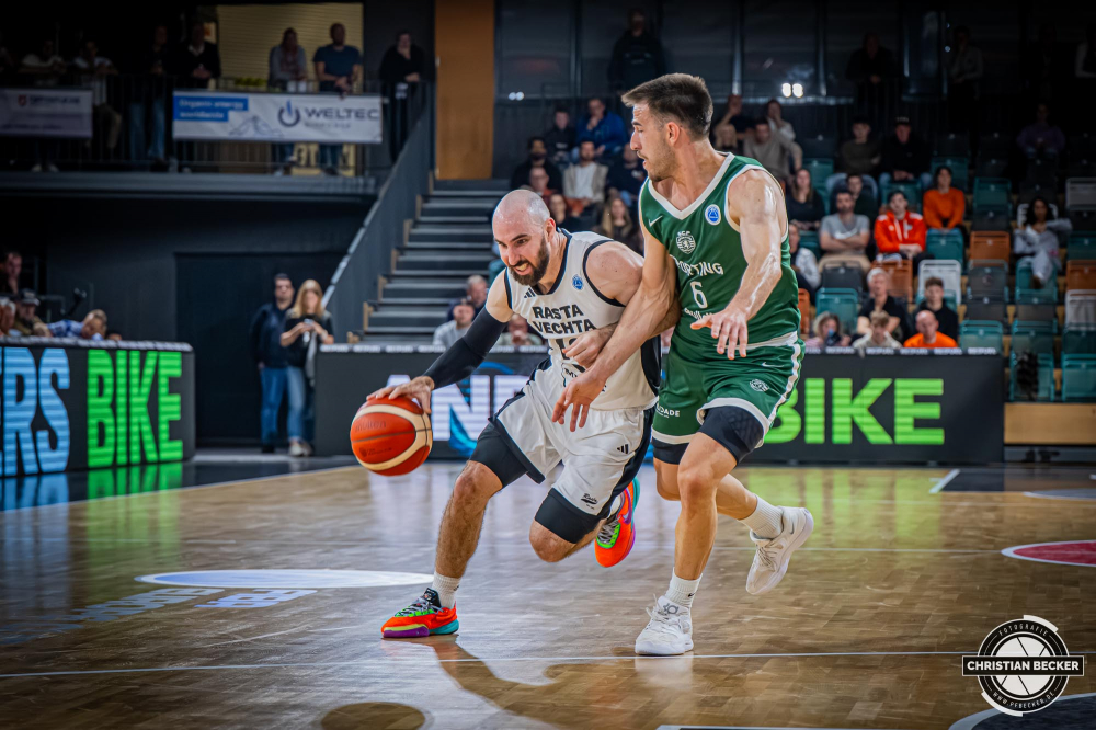 Basketball FIBA Europe Cup, Saison 2025/2026, Herren, Hauptrunde, Gruppenphase, 2. Spieltag, 22.10.2025, RASTA Vechta - Sporting CP Lissabon
Tommy Kuhse (#12 - RASTA Vechta) in Aktion
Schlüsselwörter: 2. Spieltag;22.10.2025;Basketball;CP;Cup;Europe;FEC;FIBA;Gruppenphase;Hauptrunde;International;Liga;Lisabon;RASTA;RASTA Dome;SCP;Saison 2025/2026;Sporting;Vechta