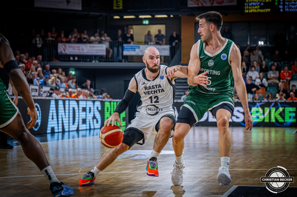 Basketball FIBA Europe Cup, Saison 2025/2026, Herren, Hauptrunde, Gruppenphase, 2. Spieltag, 22.10.2025, RASTA Vechta - Sporting CP Lissabon
Tommy Kuhse (#12 - RASTA Vechta) in Aktion
Schlüsselwörter: 2. Spieltag;22.10.2025;Basketball;CP;Cup;Europe;FEC;FIBA;Gruppenphase;Hauptrunde;International;Liga;Lisabon;RASTA;RASTA Dome;SCP;Saison 2025/2026;Sporting;Vechta
