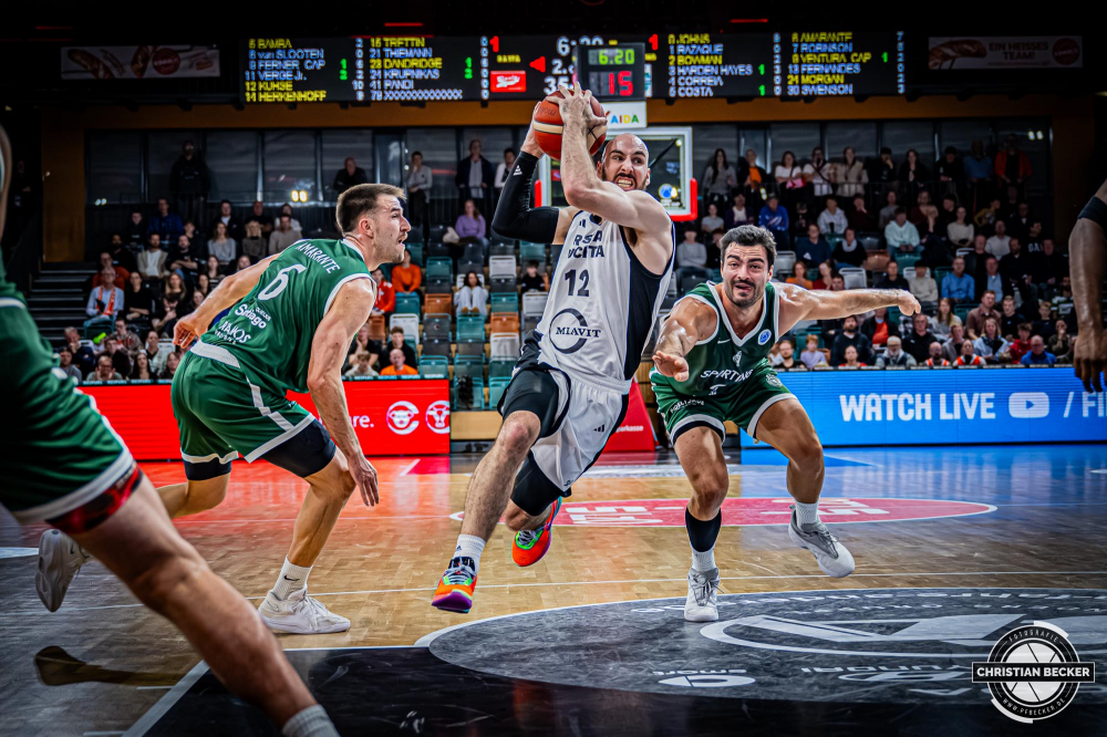 Basketball FIBA Europe Cup, Saison 2025/2026, Herren, Hauptrunde, Gruppenphase, 2. Spieltag, 22.10.2025, RASTA Vechta - Sporting CP Lissabon
Tommy Kuhse (#12 - RASTA Vechta) in Aktion
Schlüsselwörter: 2. Spieltag;22.10.2025;Basketball;CP;Cup;Europe;FEC;FIBA;Gruppenphase;Hauptrunde;International;Liga;Lisabon;RASTA;RASTA Dome;SCP;Saison 2025/2026;Sporting;Vechta