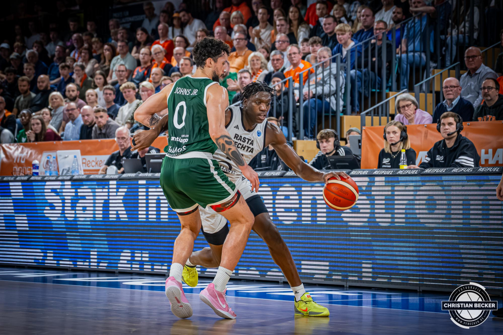 Basketball FIBA Europe Cup, Saison 2025/2026, Herren, Hauptrunde, Gruppenphase, 2. Spieltag, 22.10.2025, RASTA Vechta - Sporting CP Lissabon
Malcolm Dandridge (#23 - RASTA Vechta) in Aktion
Schlüsselwörter: 2. Spieltag;22.10.2025;Basketball;CP;Cup;Europe;FEC;FIBA;Gruppenphase;Hauptrunde;International;Liga;Lisabon;RASTA;RASTA Dome;SCP;Saison 2025/2026;Sporting;Vechta