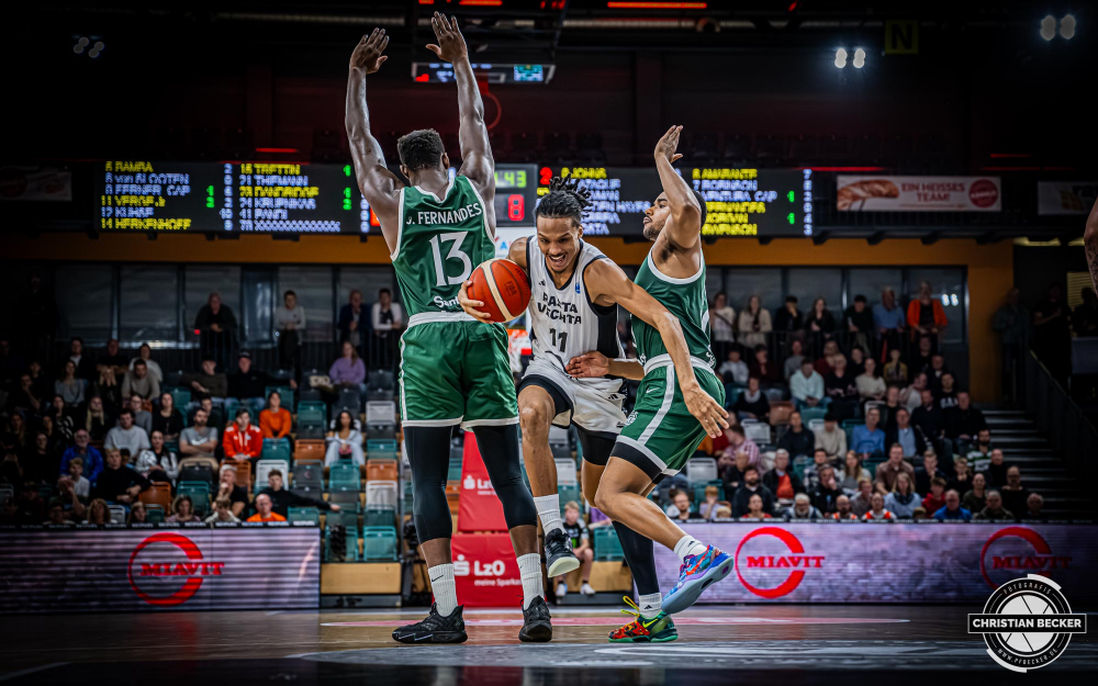 Basketball FIBA Europe Cup, Saison 2025/2026, Herren, Hauptrunde, Gruppenphase, 2. Spieltag, 22.10.2025, RASTA Vechta - Sporting CP Lissabon
Alonzo Verge (#11 - RASTA Vechta) in Aktion
Schlüsselwörter: 2. Spieltag;22.10.2025;Basketball;CP;Cup;Europe;FEC;FIBA;Gruppenphase;Hauptrunde;International;Liga;Lisabon;RASTA;RASTA Dome;SCP;Saison 2025/2026;Sporting;Vechta