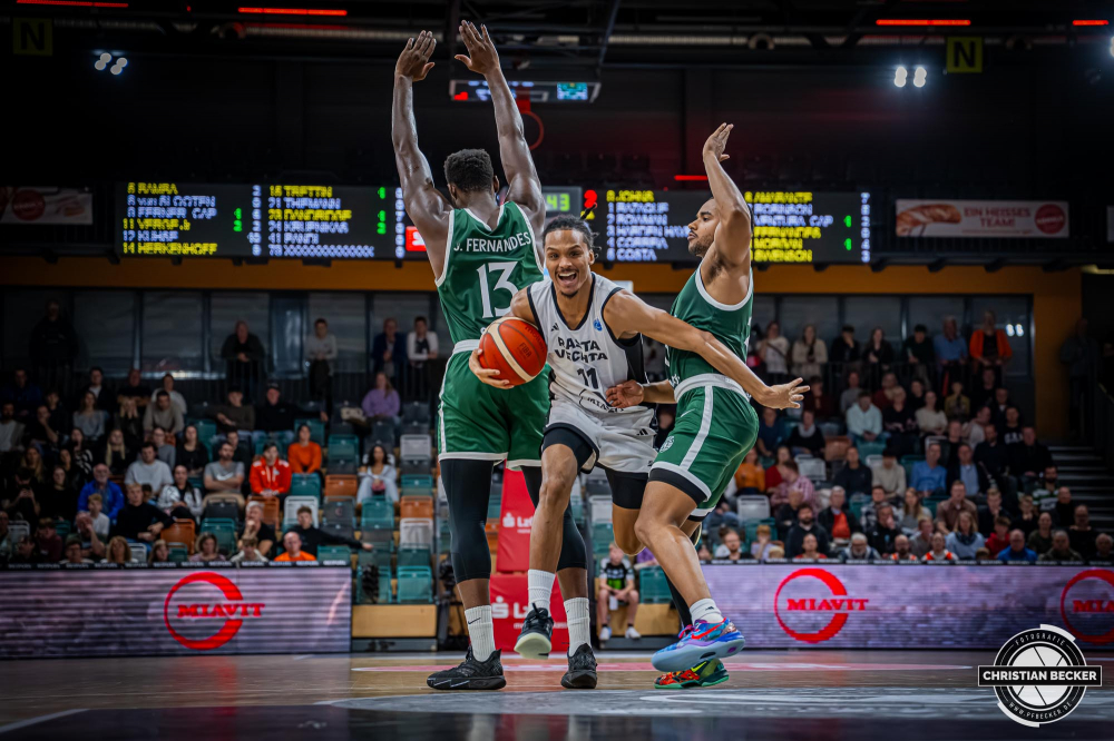 Basketball FIBA Europe Cup, Saison 2025/2026, Herren, Hauptrunde, Gruppenphase, 2. Spieltag, 22.10.2025, RASTA Vechta - Sporting CP Lissabon
Alonzo Verge (#11 - RASTA Vechta) in Aktion
Schlüsselwörter: 2. Spieltag;22.10.2025;Basketball;CP;Cup;Europe;FEC;FIBA;Gruppenphase;Hauptrunde;International;Liga;Lisabon;RASTA;RASTA Dome;SCP;Saison 2025/2026;Sporting;Vechta