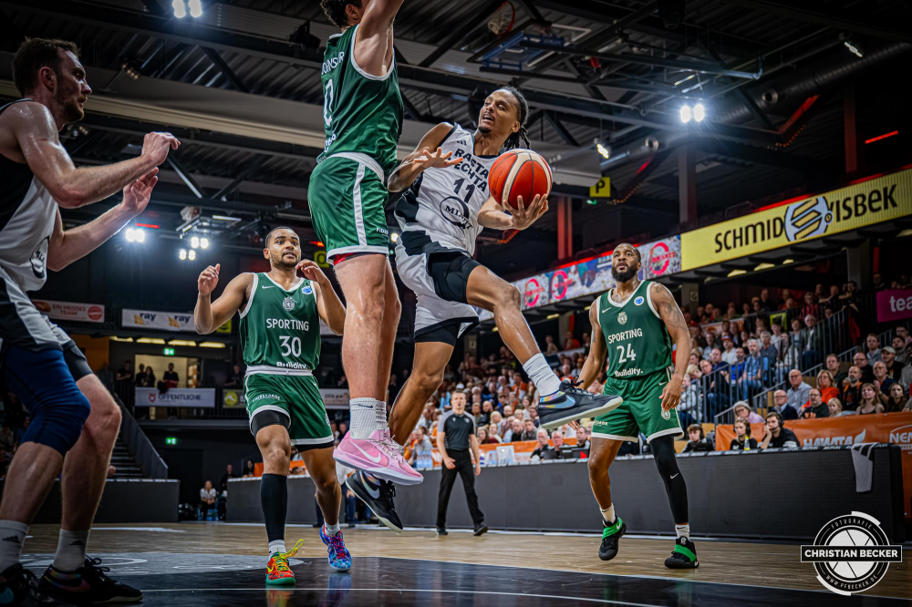 Basketball FIBA Europe Cup, Saison 2025/2026, Herren, Hauptrunde, Gruppenphase, 2. Spieltag, 22.10.2025, RASTA Vechta - Sporting CP Lissabon
Alonzo Verge (#11 - RASTA Vechta) in Aktion
Schlüsselwörter: 2. Spieltag;22.10.2025;Basketball;CP;Cup;Europe;FEC;FIBA;Gruppenphase;Hauptrunde;International;Liga;Lisabon;RASTA;RASTA Dome;SCP;Saison 2025/2026;Sporting;Vechta