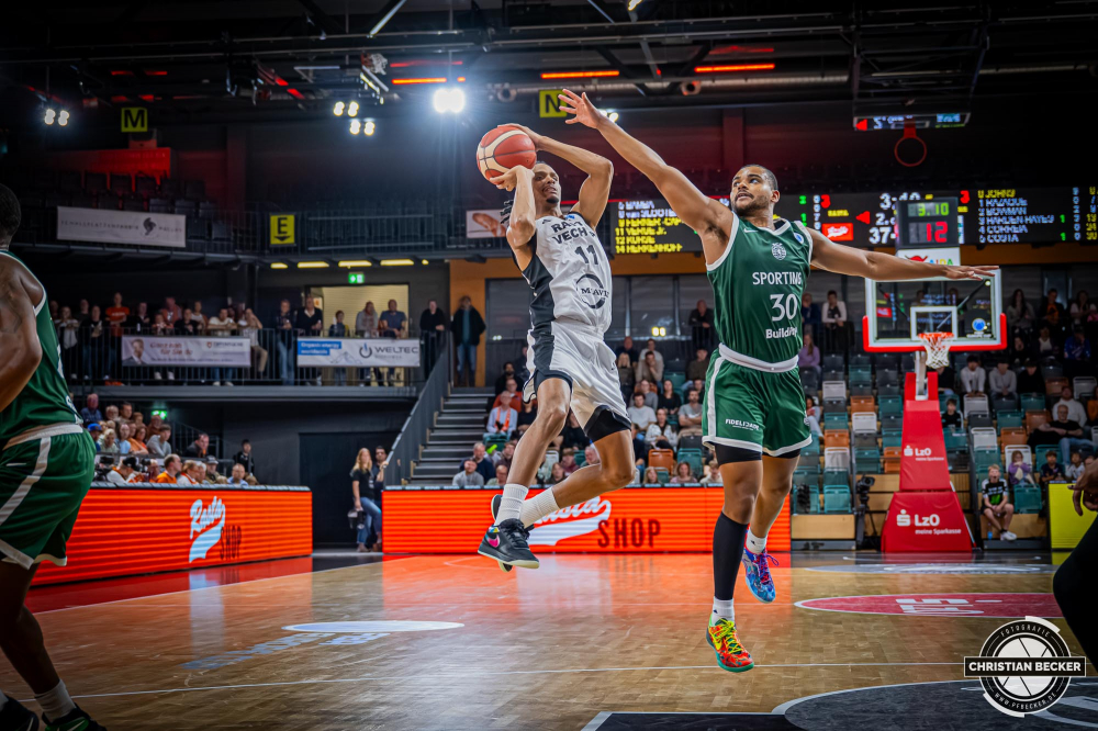 Basketball FIBA Europe Cup, Saison 2025/2026, Herren, Hauptrunde, Gruppenphase, 2. Spieltag, 22.10.2025, RASTA Vechta - Sporting CP Lissabon
Alonzo Verge (#11 - RASTA Vechta) beim Jumpshot
Schlüsselwörter: 2. Spieltag;22.10.2025;Basketball;CP;Cup;Europe;FEC;FIBA;Gruppenphase;Hauptrunde;International;Liga;Lisabon;RASTA;RASTA Dome;SCP;Saison 2025/2026;Sporting;Vechta