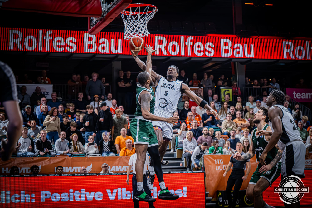 Basketball FIBA Europe Cup, Saison 2025/2026, Herren, Hauptrunde, Gruppenphase, 2. Spieltag, 22.10.2025, RASTA Vechta - Sporting CP Lissabon
TJ Bamba (#5 - RASTA Vechta) beim Dunk
Schlüsselwörter: 2. Spieltag;22.10.2025;Basketball;CP;Cup;Europe;FEC;FIBA;Gruppenphase;Hauptrunde;International;Liga;Lisabon;RASTA;RASTA Dome;SCP;Saison 2025/2026;Sporting;Vechta