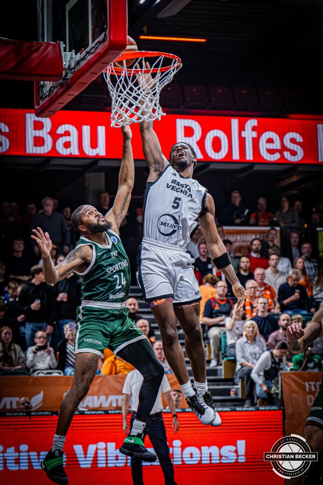 Basketball FIBA Europe Cup, Saison 2025/2026, Herren, Hauptrunde, Gruppenphase, 2. Spieltag, 22.10.2025, RASTA Vechta - Sporting CP Lissabon
TJ Bamba (#5 - RASTA Vechta) beim Dunk
Schlüsselwörter: 2. Spieltag;22.10.2025;Basketball;CP;Cup;Europe;FEC;FIBA;Gruppenphase;Hauptrunde;International;Liga;Lisabon;RASTA;RASTA Dome;SCP;Saison 2025/2026;Sporting;Vechta