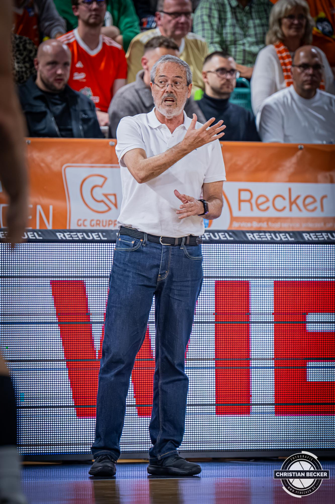 Basketball FIBA Europe Cup, Saison 2025/2026, Herren, Hauptrunde, Gruppenphase, 2. Spieltag, 22.10.2025, RASTA Vechta - Sporting CP Lissabon
Luis Magalh&atilde;es (Head Coach - Sporting CP) w&auml;hrend der Partie
Schlüsselwörter: 2. Spieltag;22.10.2025;Basketball;CP;Cup;Europe;FEC;FIBA;Gruppenphase;Hauptrunde;International;Liga;Lisabon;RASTA;RASTA Dome;SCP;Saison 2025/2026;Sporting;Vechta