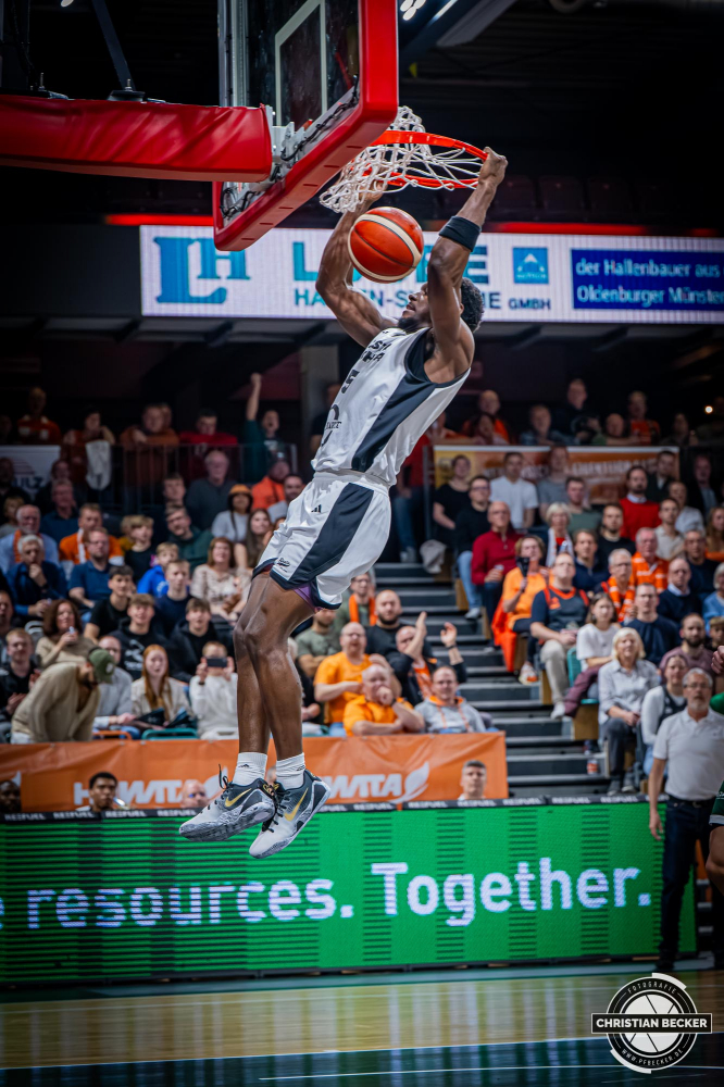 Basketball FIBA Europe Cup, Saison 2025/2026, Herren, Hauptrunde, Gruppenphase, 2. Spieltag, 22.10.2025, RASTA Vechta - Sporting CP Lissabon
TJ Bamba (#5 - RASTA Vechta) beim Dunk
Schlüsselwörter: 2. Spieltag;22.10.2025;Basketball;CP;Cup;Europe;FEC;FIBA;Gruppenphase;Hauptrunde;International;Liga;Lisabon;RASTA;RASTA Dome;SCP;Saison 2025/2026;Sporting;Vechta