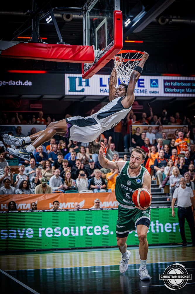 Basketball FIBA Europe Cup, Saison 2025/2026, Herren, Hauptrunde, Gruppenphase, 2. Spieltag, 22.10.2025, RASTA Vechta - Sporting CP Lissabon
TJ Bamba (#5 - RASTA Vechta) beim Dunk
Schlüsselwörter: 2. Spieltag;22.10.2025;Basketball;CP;Cup;Europe;FEC;FIBA;Gruppenphase;Hauptrunde;International;Liga;Lisabon;RASTA;RASTA Dome;SCP;Saison 2025/2026;Sporting;Vechta