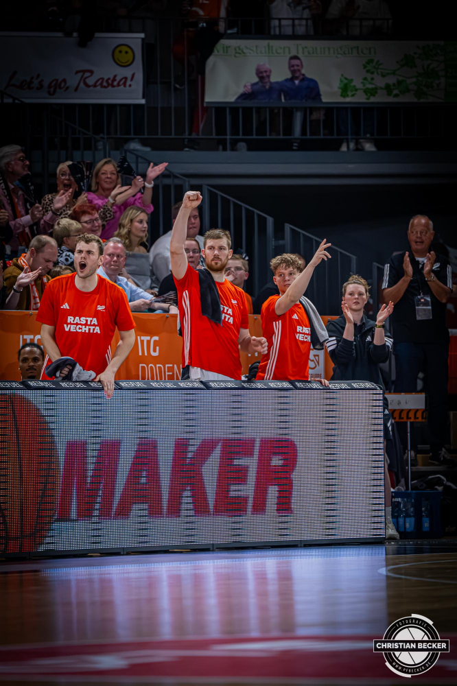 Basketball FIBA Europe Cup, Saison 2025/2026, Herren, Hauptrunde, Gruppenphase, 2. Spieltag, 22.10.2025, RASTA Vechta - Sporting CP Lissabon
Das Team von RASTA Vechta zeigt Emotionen w&auml;hrend der Partie
Schlüsselwörter: 2. Spieltag;22.10.2025;Basketball;CP;Cup;Europe;FEC;FIBA;Gruppenphase;Hauptrunde;International;Liga;Lisabon;RASTA;RASTA Dome;SCP;Saison 2025/2026;Sporting;Vechta