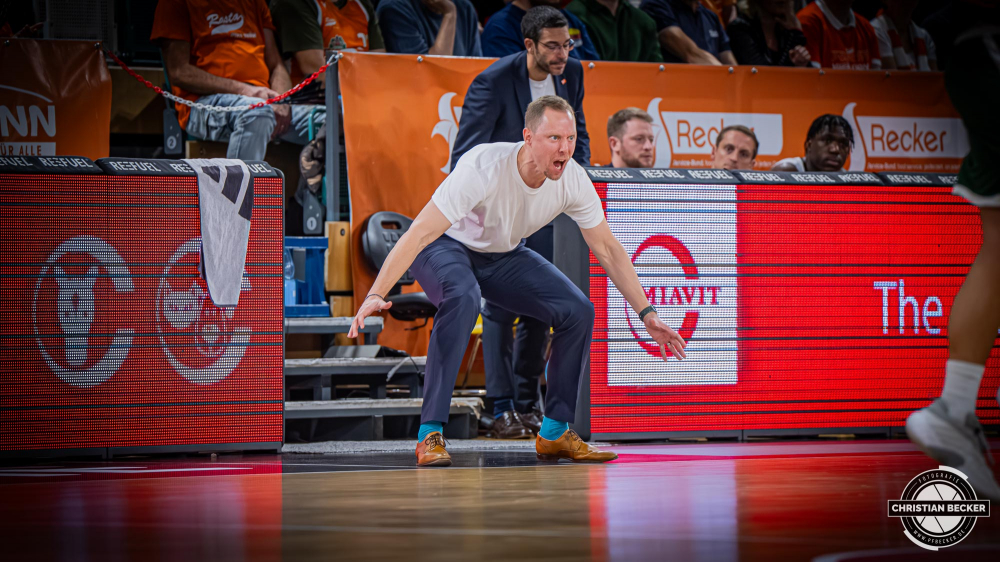 Basketball FIBA Europe Cup, Saison 2025/2026, Herren, Hauptrunde, Gruppenphase, 2. Spieltag, 22.10.2025, RASTA Vechta - Sporting CP Lissabon
Christian Held (Head-Coach - RASTA Vechta) zeigt Emotionen w&auml;hrend der Partie
Schlüsselwörter: 2. Spieltag;22.10.2025;Basketball;CP;Cup;Europe;FEC;FIBA;Gruppenphase;Hauptrunde;International;Liga;Lisabon;RASTA;RASTA Dome;SCP;Saison 2025/2026;Sporting;Vechta