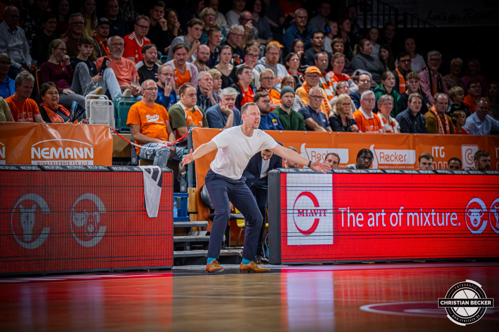 Basketball FIBA Europe Cup, Saison 2025/2026, Herren, Hauptrunde, Gruppenphase, 2. Spieltag, 22.10.2025, RASTA Vechta - Sporting CP Lissabon
Christian Held (Head-Coach - RASTA Vechta) w&auml;hrend der Partie
Schlüsselwörter: 2. Spieltag;22.10.2025;Basketball;CP;Cup;Europe;FEC;FIBA;Gruppenphase;Hauptrunde;International;Liga;Lisabon;RASTA;RASTA Dome;SCP;Saison 2025/2026;Sporting;Vechta