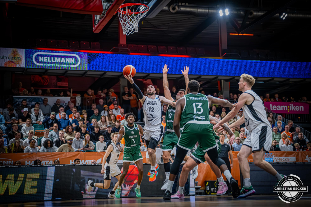 Basketball FIBA Europe Cup, Saison 2025/2026, Herren, Hauptrunde, Gruppenphase, 2. Spieltag, 22.10.2025, RASTA Vechta - Sporting CP Lissabon
Tommy Kuhse (#12 - RASTA Vechta) beim Korbleger
Schlüsselwörter: 2. Spieltag;22.10.2025;Basketball;CP;Cup;Europe;FEC;FIBA;Gruppenphase;Hauptrunde;International;Liga;Lisabon;RASTA;RASTA Dome;SCP;Saison 2025/2026;Sporting;Vechta