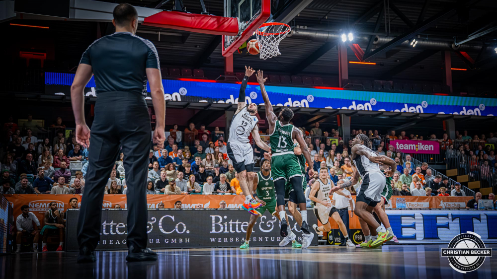 Basketball FIBA Europe Cup, Saison 2025/2026, Herren, Hauptrunde, Gruppenphase, 2. Spieltag, 22.10.2025, RASTA Vechta - Sporting CP Lissabon
Tommy Kuhse (#12 - RASTA Vechta) beim Korbleger
Schlüsselwörter: 2. Spieltag;22.10.2025;Basketball;CP;Cup;Europe;FEC;FIBA;Gruppenphase;Hauptrunde;International;Liga;Lisabon;RASTA;RASTA Dome;SCP;Saison 2025/2026;Sporting;Vechta