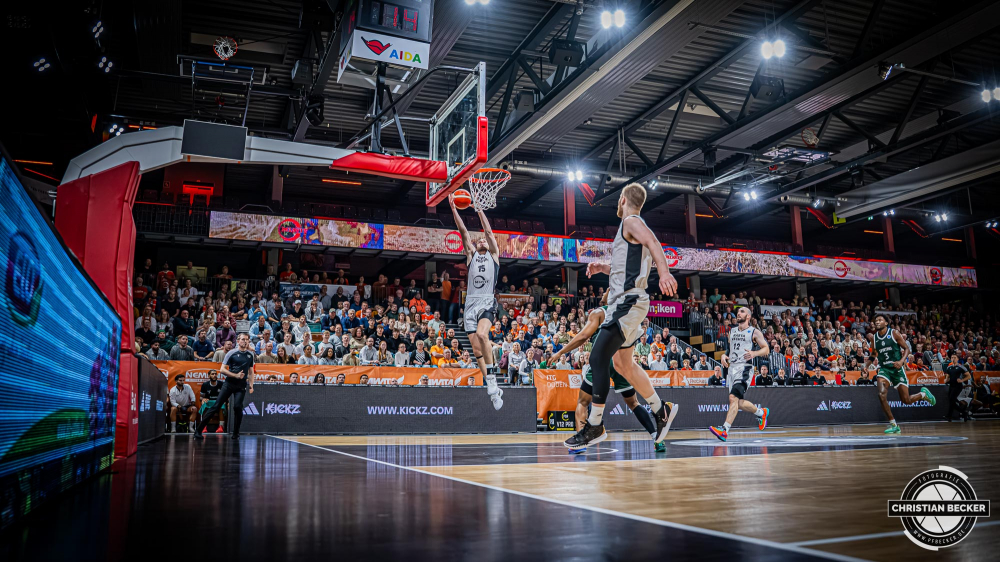 Basketball FIBA Europe Cup, Saison 2025/2026, Herren, Hauptrunde, Gruppenphase, 2. Spieltag, 22.10.2025, RASTA Vechta - Sporting CP Lissabon
Linus Trettin (#15 - RASTA Vechta) beim Korbleger
Schlüsselwörter: 2. Spieltag;22.10.2025;Basketball;CP;Cup;Europe;FEC;FIBA;Gruppenphase;Hauptrunde;International;Liga;Lisabon;RASTA;RASTA Dome;SCP;Saison 2025/2026;Sporting;Vechta