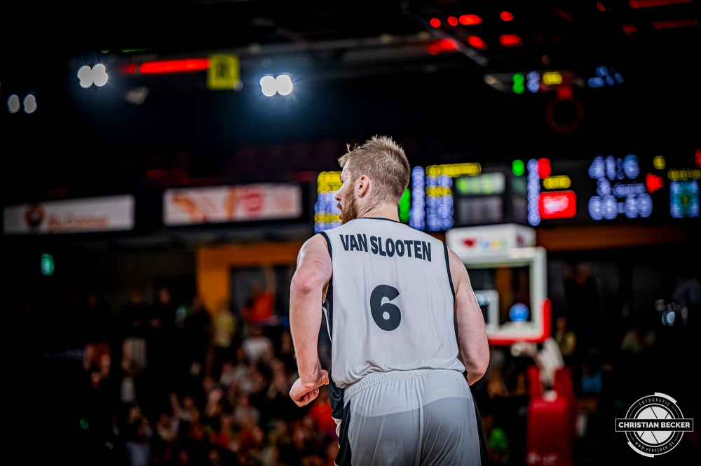 Basketball FIBA Europe Cup, Saison 2025/2026, Herren, Hauptrunde, Gruppenphase, 2. Spieltag, 22.10.2025, RASTA Vechta - Sporting CP Lissabon
Luc van Slooten (#6 - RASTA Vechta) w&auml;hrend der Partie
Schlüsselwörter: 2. Spieltag;22.10.2025;Basketball;CP;Cup;Europe;FEC;FIBA;Gruppenphase;Hauptrunde;International;Liga;Lisabon;RASTA;RASTA Dome;SCP;Saison 2025/2026;Sporting;Vechta