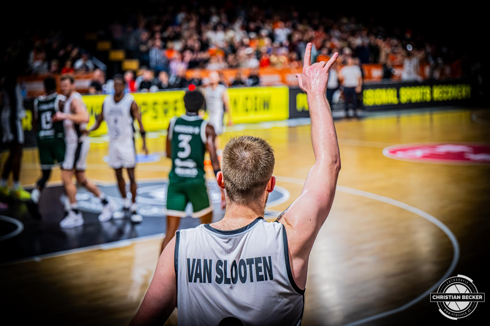 Basketball FIBA Europe Cup, Saison 2025/2026, Herren, Hauptrunde, Gruppenphase, 2. Spieltag, 22.10.2025, RASTA Vechta - Sporting CP Lissabon
Luc van Slooten (#6 - RASTA Vechta) w&auml;hrend der Partie
Schlüsselwörter: 2. Spieltag;22.10.2025;Basketball;CP;Cup;Europe;FEC;FIBA;Gruppenphase;Hauptrunde;International;Liga;Lisabon;RASTA;RASTA Dome;SCP;Saison 2025/2026;Sporting;Vechta