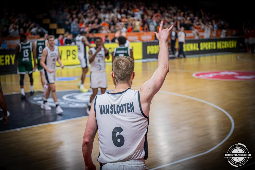 Basketball FIBA Europe Cup, Saison 2025/2026, Herren, Hauptrunde, Gruppenphase, 2. Spieltag, 22.10.2025, RASTA Vechta - Sporting CP Lissabon
Luc van Slooten (#6 - RASTA Vechta) w&auml;hrend der Partie
Schlüsselwörter: 2. Spieltag;22.10.2025;Basketball;CP;Cup;Europe;FEC;FIBA;Gruppenphase;Hauptrunde;International;Liga;Lisabon;RASTA;RASTA Dome;SCP;Saison 2025/2026;Sporting;Vechta