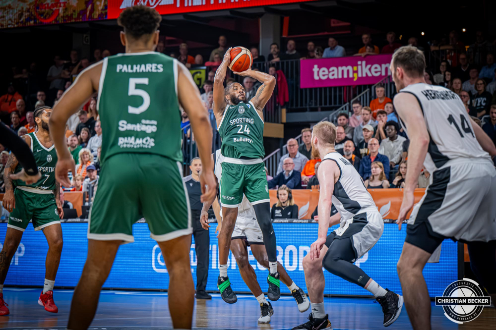 Basketball FIBA Europe Cup, Saison 2025/2026, Herren, Hauptrunde, Gruppenphase, 2. Spieltag, 22.10.2025, RASTA Vechta - Sporting CP Lissabon
Malik Morgan (#24 - Sporting CP) beim Jumpshot
Schlüsselwörter: 2. Spieltag;22.10.2025;Basketball;CP;Cup;Europe;FEC;FIBA;Gruppenphase;Hauptrunde;International;Liga;Lisabon;RASTA;RASTA Dome;SCP;Saison 2025/2026;Sporting;Vechta