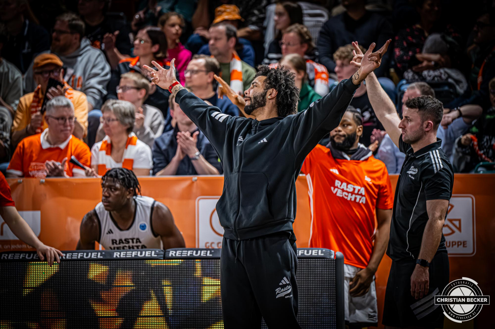 Basketball FIBA Europe Cup, Saison 2025/2026, Herren, Hauptrunde, Gruppenphase, 2. Spieltag, 22.10.2025, RASTA Vechta - Sporting CP Lissabon
Tevin Brown (#10 - RASTA Vechta) zeigt Emotionen w&auml;hrend der Partie
Schlüsselwörter: 2. Spieltag;22.10.2025;Basketball;CP;Cup;Europe;FEC;FIBA;Gruppenphase;Hauptrunde;International;Liga;Lisabon;RASTA;RASTA Dome;SCP;Saison 2025/2026;Sporting;Vechta