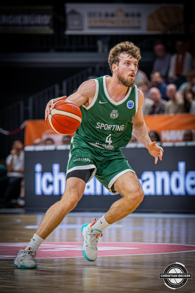 Basketball FIBA Europe Cup, Saison 2025/2026, Herren, Hauptrunde, Gruppenphase, 2. Spieltag, 22.10.2025, RASTA Vechta - Sporting CP Lissabon
Miguel Correia (#4 - Sporting CP) in Aktion
Schlüsselwörter: 2. Spieltag;22.10.2025;Basketball;CP;Cup;Europe;FEC;FIBA;Gruppenphase;Hauptrunde;International;Liga;Lisabon;RASTA;RASTA Dome;SCP;Saison 2025/2026;Sporting;Vechta