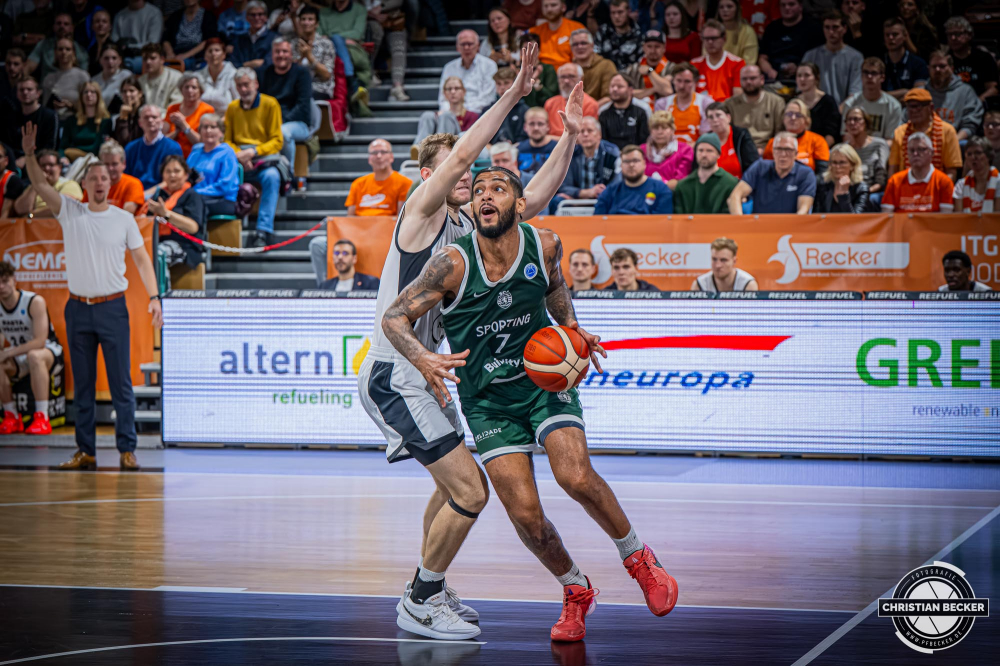 Basketball FIBA Europe Cup, Saison 2025/2026, Herren, Hauptrunde, Gruppenphase, 2. Spieltag, 22.10.2025, RASTA Vechta - Sporting CP Lissabon
Claude Robinson (#7 - Sporting CP) in Aktion
Schlüsselwörter: 2. Spieltag;22.10.2025;Basketball;CP;Cup;Europe;FEC;FIBA;Gruppenphase;Hauptrunde;International;Liga;Lisabon;RASTA;RASTA Dome;SCP;Saison 2025/2026;Sporting;Vechta