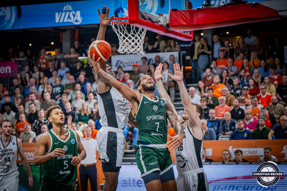 Basketball FIBA Europe Cup, Saison 2025/2026, Herren, Hauptrunde, Gruppenphase, 2. Spieltag, 22.10.2025, RASTA Vechta - Sporting CP Lissabon
Claude Robinson (#7 - Sporting CP) beim Korbleger
Schlüsselwörter: 2. Spieltag;22.10.2025;Basketball;CP;Cup;Europe;FEC;FIBA;Gruppenphase;Hauptrunde;International;Liga;Lisabon;RASTA;RASTA Dome;SCP;Saison 2025/2026;Sporting;Vechta