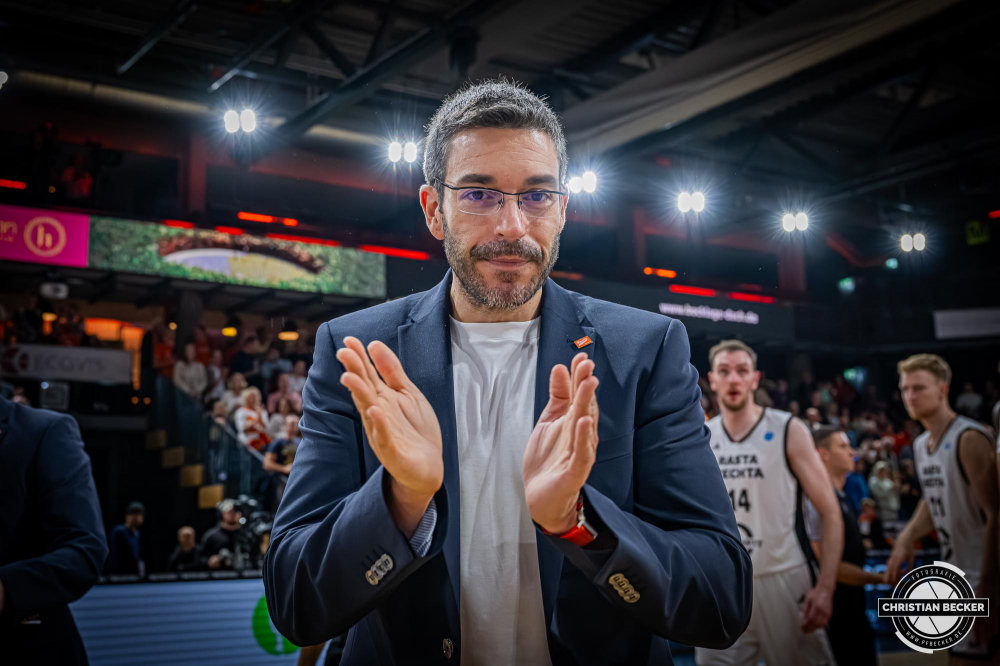 Basketball FIBA Europe Cup, Saison 2025/2026, Herren, Hauptrunde, Gruppenphase, 2. Spieltag, 22.10.2025, RASTA Vechta - Sporting CP Lissabon
Miguel Zapata (Assistent Coach - RASTA Vechta) nach der Partie
Schlüsselwörter: 2. Spieltag;22.10.2025;Basketball;CP;Cup;Europe;FEC;FIBA;Gruppenphase;Hauptrunde;International;Liga;Lisabon;RASTA;RASTA Dome;SCP;Saison 2025/2026;Sporting;Vechta