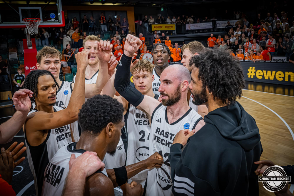 Basketball FIBA Europe Cup, Saison 2025/2026, Herren, Hauptrunde, Gruppenphase, 2. Spieltag, 22.10.2025, RASTA Vechta - Sporting CP Lissabon
Das Team von RASTA Vechta nach der Partie
Schlüsselwörter: 2. Spieltag;22.10.2025;Basketball;CP;Cup;Europe;FEC;FIBA;Gruppenphase;Hauptrunde;International;Liga;Lisabon;RASTA;RASTA Dome;SCP;Saison 2025/2026;Sporting;Vechta