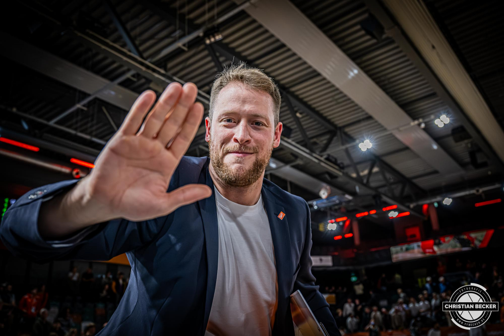 Basketball FIBA Europe Cup, Saison 2025/2026, Herren, Hauptrunde, Gruppenphase, 2. Spieltag, 22.10.2025, RASTA Vechta - Sporting CP Lissabon
Marius Graf (Assistent Coach - RASTA Vechta) nach der Partie
Schlüsselwörter: 2. Spieltag;22.10.2025;Basketball;CP;Cup;Europe;FEC;FIBA;Gruppenphase;Hauptrunde;International;Liga;Lisabon;RASTA;RASTA Dome;SCP;Saison 2025/2026;Sporting;Vechta