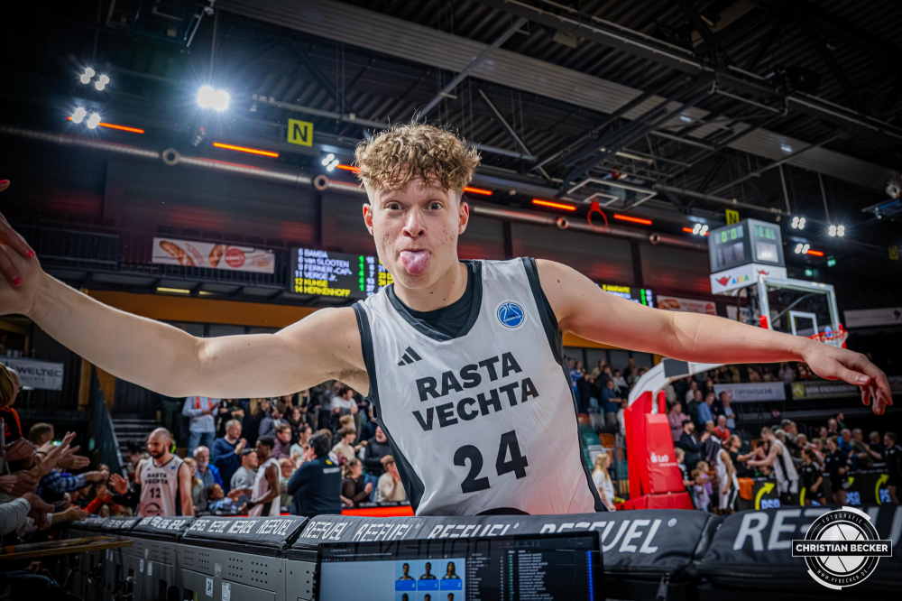 Basketball FIBA Europe Cup, Saison 2025/2026, Herren, Hauptrunde, Gruppenphase, 2. Spieltag, 22.10.2025, RASTA Vechta - Sporting CP Lissabon
Roy Krupnikas (#24 - RASTA Vechta) nach der Partie
Schlüsselwörter: 2. Spieltag;22.10.2025;Basketball;CP;Cup;Europe;FEC;FIBA;Gruppenphase;Hauptrunde;International;Liga;Lisabon;RASTA;RASTA Dome;SCP;Saison 2025/2026;Sporting;Vechta