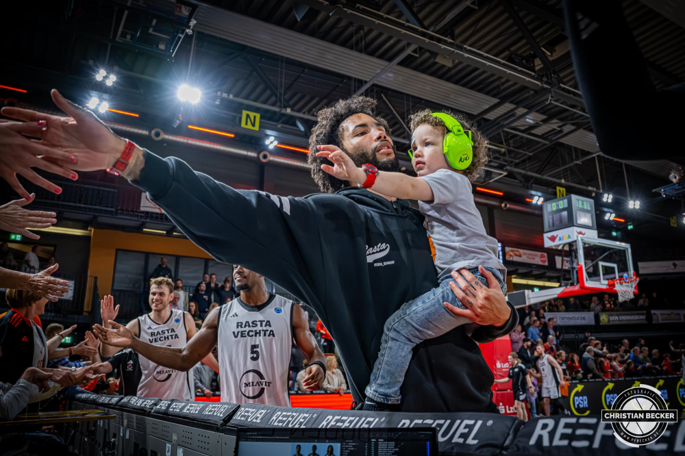 Basketball FIBA Europe Cup, Saison 2025/2026, Herren, Hauptrunde, Gruppenphase, 2. Spieltag, 22.10.2025, RASTA Vechta - Sporting CP Lissabon
Tevin Brown (#10 - RASTA Vechta) mit seinem Kind nach der Partie
Schlüsselwörter: 2. Spieltag;22.10.2025;Basketball;CP;Cup;Europe;FEC;FIBA;Gruppenphase;Hauptrunde;International;Liga;Lisabon;RASTA;RASTA Dome;SCP;Saison 2025/2026;Sporting;Vechta