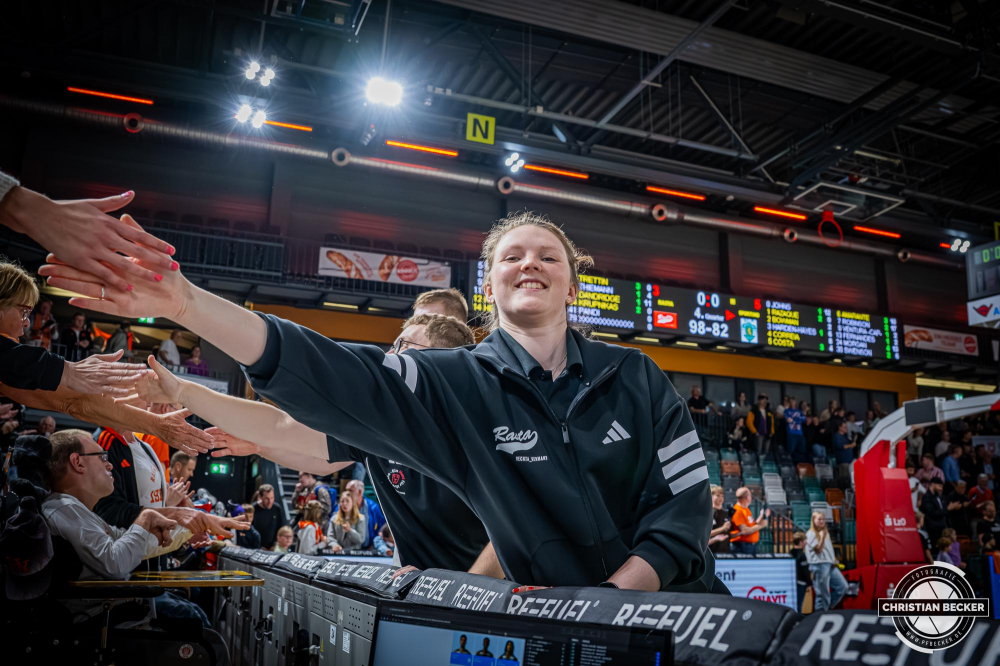 Basketball FIBA Europe Cup, Saison 2025/2026, Herren, Hauptrunde, Gruppenphase, 2. Spieltag, 22.10.2025, RASTA Vechta - Sporting CP Lissabon
Rebecca Schmid (Teambetreuerin - RASTA Vechta) nach der Partie
Schlüsselwörter: 2. Spieltag;22.10.2025;Basketball;CP;Cup;Europe;FEC;FIBA;Gruppenphase;Hauptrunde;International;Liga;Lisabon;RASTA;RASTA Dome;SCP;Saison 2025/2026;Sporting;Vechta