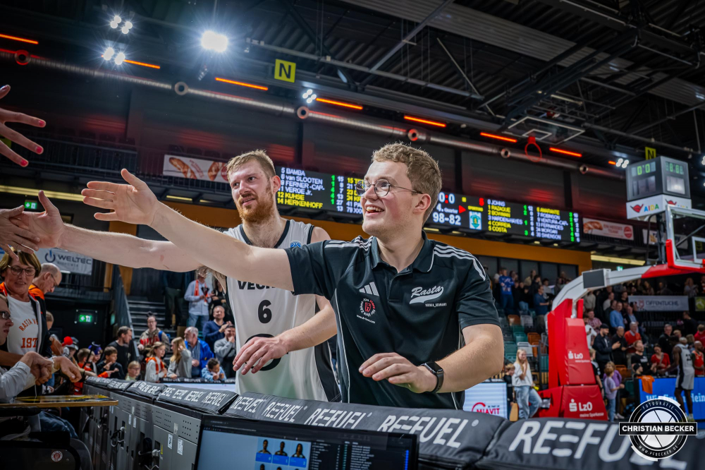 Basketball FIBA Europe Cup, Saison 2025/2026, Herren, Hauptrunde, Gruppenphase, 2. Spieltag, 22.10.2025, RASTA Vechta - Sporting CP Lissabon
Max Plate (Teambetreuer - RASTA Vechta) nach der Partie
Schlüsselwörter: 2. Spieltag;22.10.2025;Basketball;CP;Cup;Europe;FEC;FIBA;Gruppenphase;Hauptrunde;International;Liga;Lisabon;RASTA;RASTA Dome;SCP;Saison 2025/2026;Sporting;Vechta