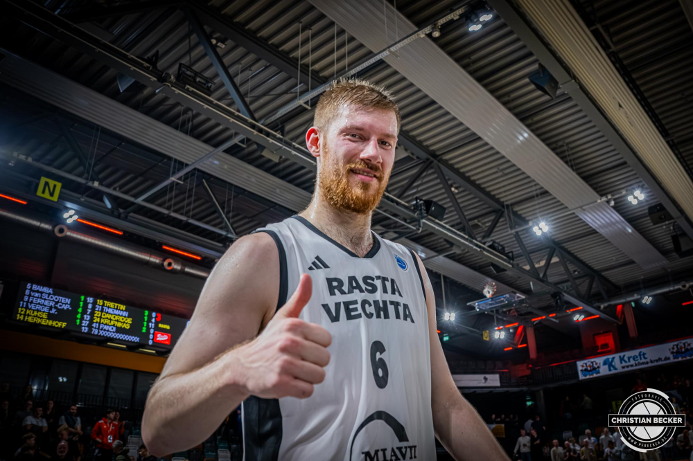 Basketball FIBA Europe Cup, Saison 2025/2026, Herren, Hauptrunde, Gruppenphase, 2. Spieltag, 22.10.2025, RASTA Vechta - Sporting CP Lissabon
Luc van Slooten (#6 - RASTA Vechta) nach der Partie
Schlüsselwörter: 2. Spieltag;22.10.2025;Basketball;CP;Cup;Europe;FEC;FIBA;Gruppenphase;Hauptrunde;International;Liga;Lisabon;RASTA;RASTA Dome;SCP;Saison 2025/2026;Sporting;Vechta